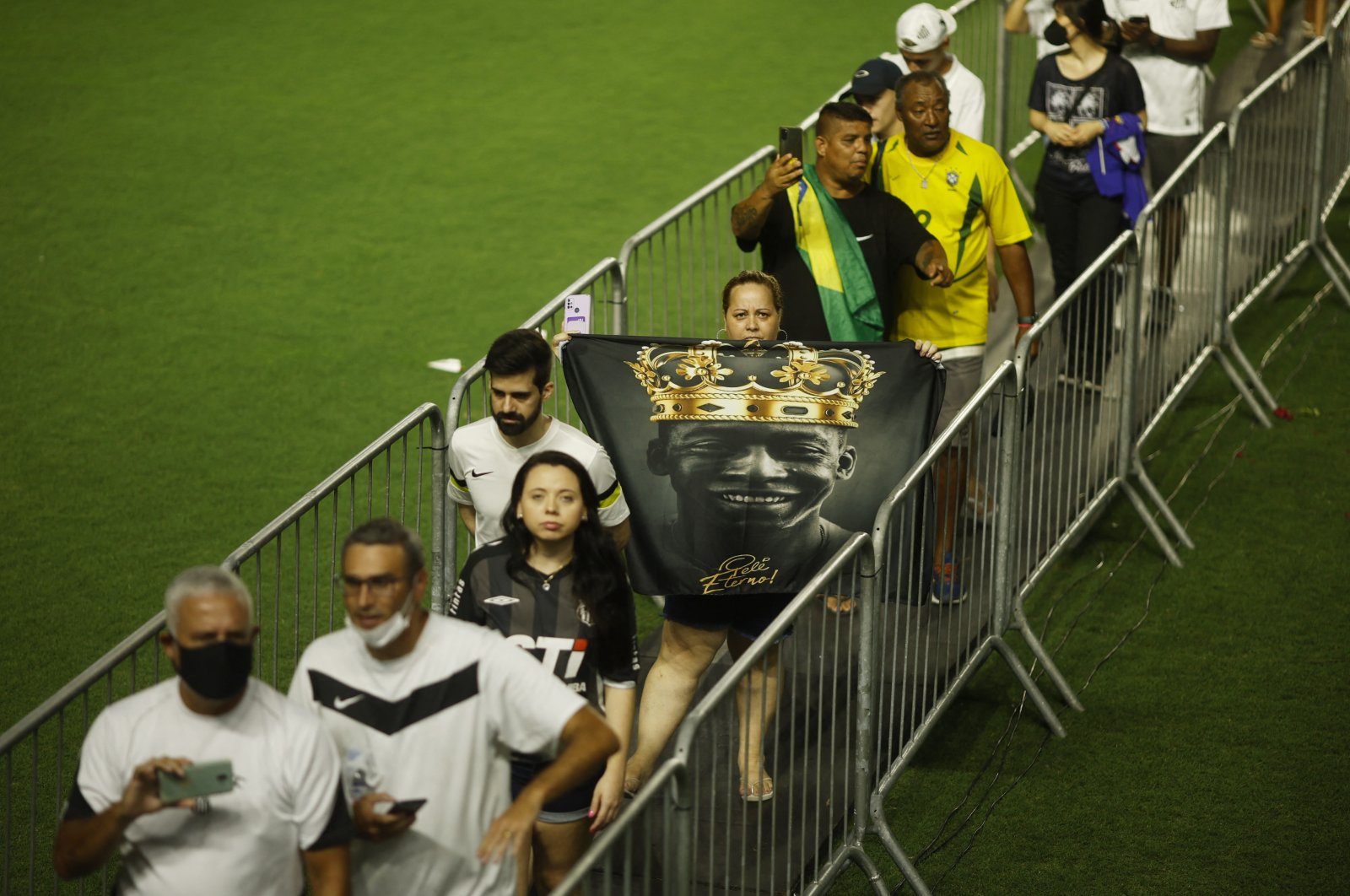 General view of mourners queuing to pay their respect to Pele during his funeral tribute at Vila Belmiro stadium, Santos, Brazil, Jan. 2, 2023. (Reuters Photo)