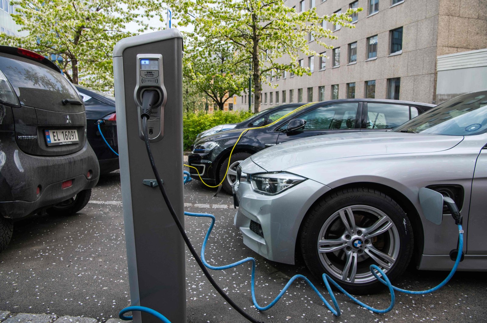 Penjualan mobil listrik di Norwegia mencetak rekor baru, mendekati 80% pada tahun 2022
