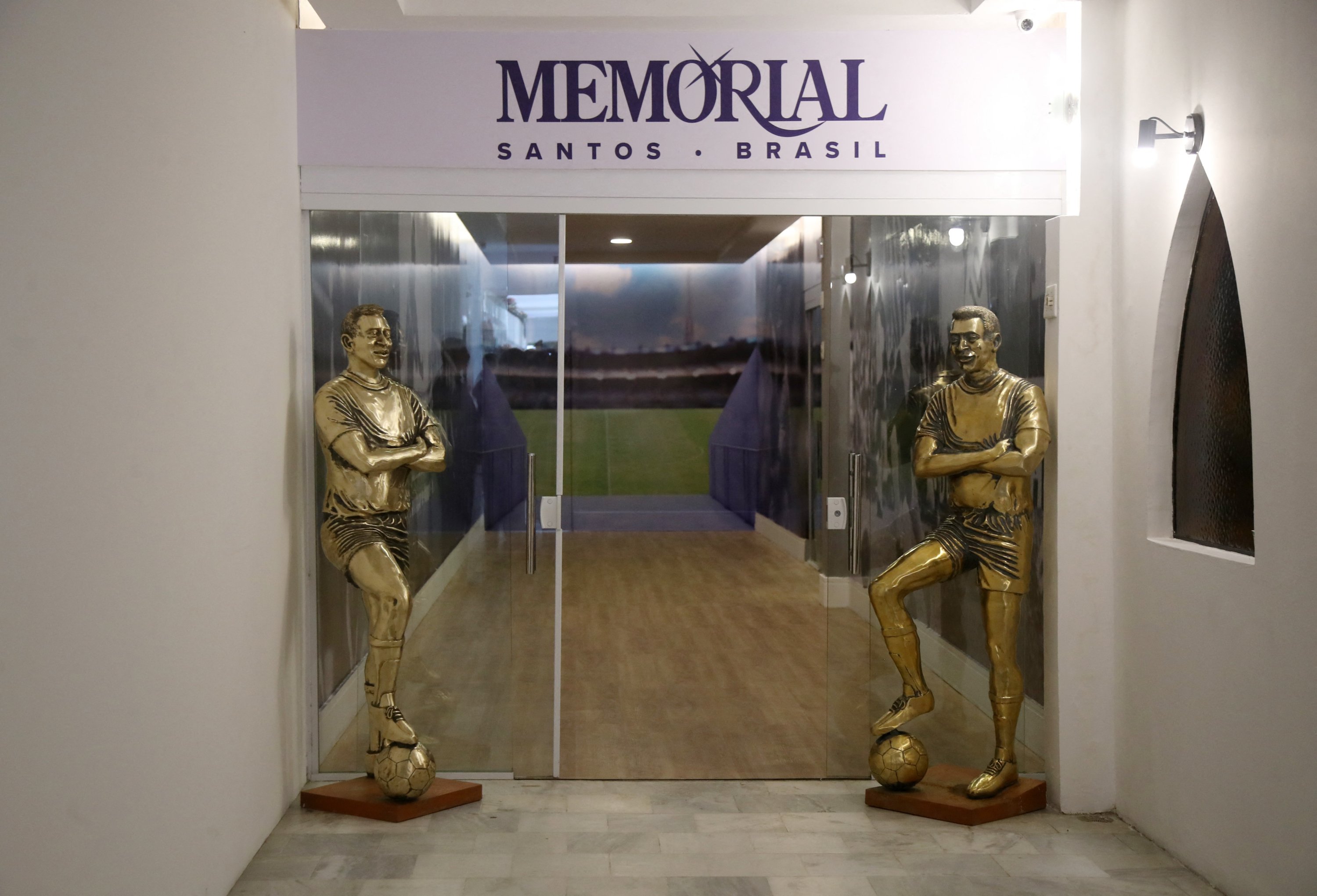 Pemandangan makam legenda sepak bola Brasil Pele di pemakaman Memorial Necropole Ecumenica, Santos, Brasil, 3 Januari 2023. (Foto Reuters)