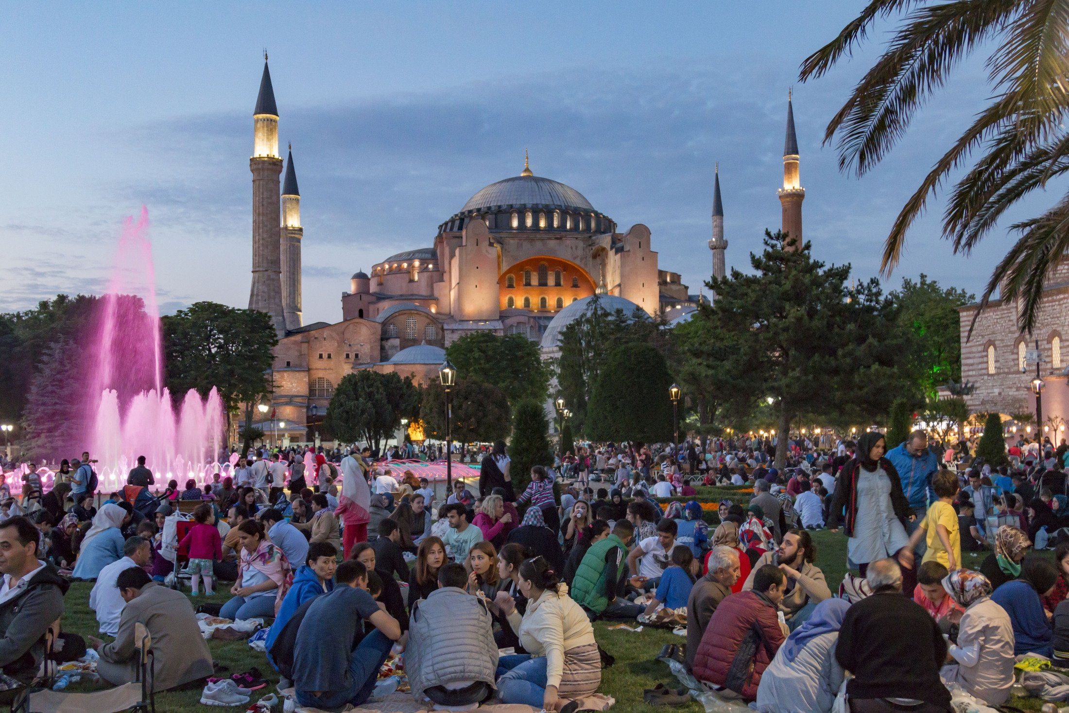 Orang-orang makan buka puasa selama Ramadhan di alun-alun Sultanahmet, di Istanbul, Türkiye.  (Foto Shutterstock)
