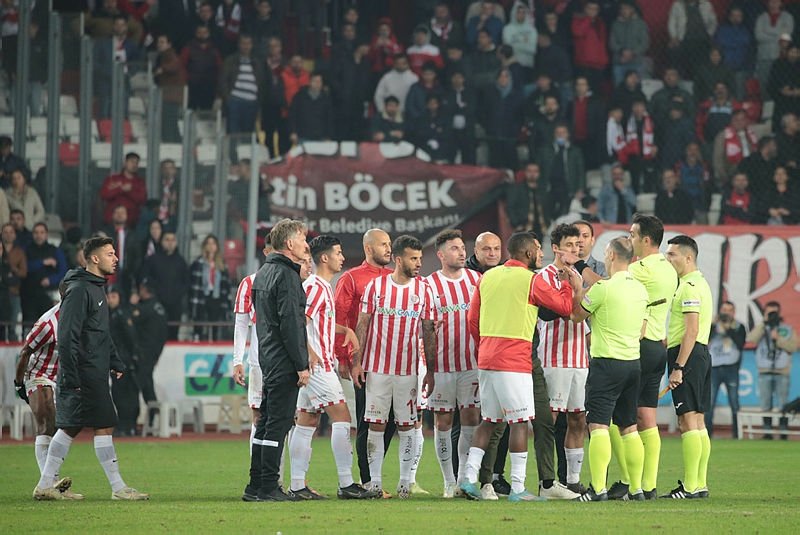 Antalyaspor players protest against referee Kadir Sağlam at the end of the match against Fenerbahçe, Antalya, Türkiye, Jan. 3, 2022. (AA Photo)