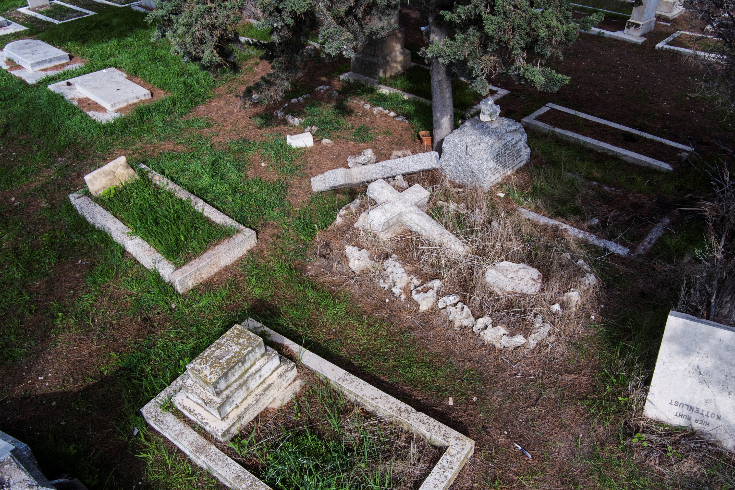 Pandangan dari udara menunjukkan batu nisan yang dirusak di Pemakaman Gunung Zion Protestan di mana tindakan vandalisme terjadi di Yerusalem 4 Januari 2023. (Foto File Reuters)