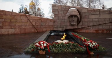 Flowers laid at the memorial Eternal flame for more than 80 Russian soldiers killed in a Ukrainian strike on Russian-controlled territory, Samara, Russia, Jan. 3, 2023. (AFP Photo)