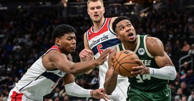 Milwaukee Bucks forward Giannis Antetokounmpo looks for a shot against Washington Wizards forward Rui Hachimura in the fourth quarter at Fiserv Forum. Milwaukee, Wisconsin, USA,  Jan 3, 2023. (Reuters Photo)