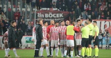 Antalyaspor players protest against referee Kadir Sağlam at the end of the match against Fenerbahçe, Antalya, Türkiye, Jan. 3, 2022. (AA Photo)
