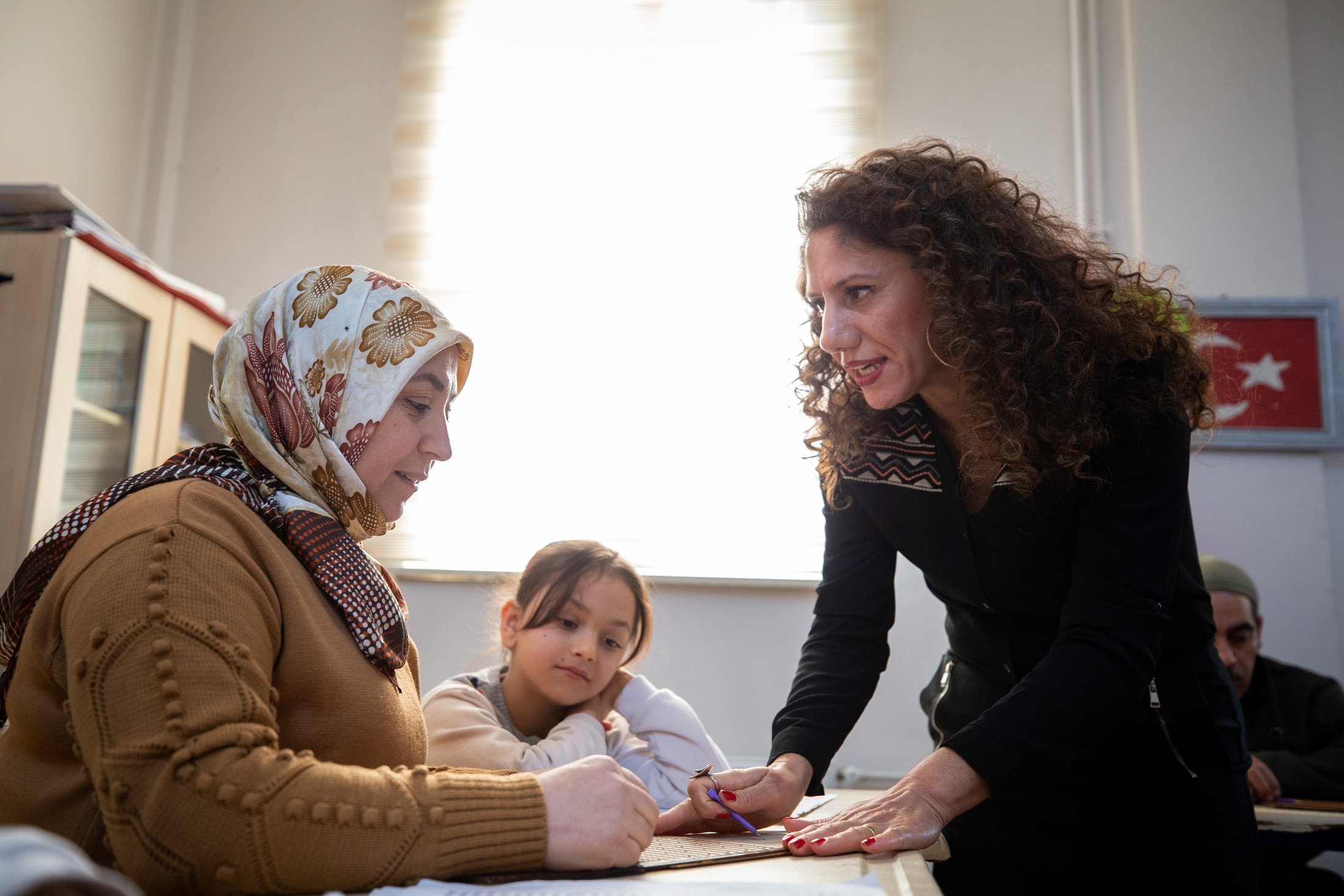 Seorang guru pendidikan khusus memberi ibu seorang siswa informasi tentang alfabet Braille, Ankara, Türkiye, 4 Januari 2022. (Foto AA)