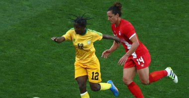 Zimbabwe's forward Marjory Nyaumwe in action with Canada's Melissa Tancredi during the Rio 2016 Olympic Games Women's First Round Group F match between Canada and Zimbabwe at Arena Corinthians, Sao Paulo, Brazil, Aug. 6, 2016.  (Getty Images Photo)
