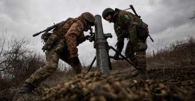 Ukrainian servicemen set up a mortar for firing it toward Russian positions in Bakhmut, Ukraine, Dec. 30, 2022. (Reuters Photo)
