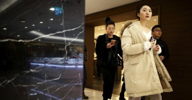 Chinese tourists shop at a Lotte duty-free shop in central Seoul, South Korea, Feb. 2, 2016. (Reuters File Photo)