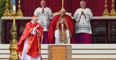 Italian Cardinal Giovanni Battista Re (L) blesses the coffin of Pope Emeritus Benedict XVI, as Pope Francis looks on (C) during his funeral mass at St. Peter's square in the Vatican, Jan. 5, 2023. (AFP Photo)
