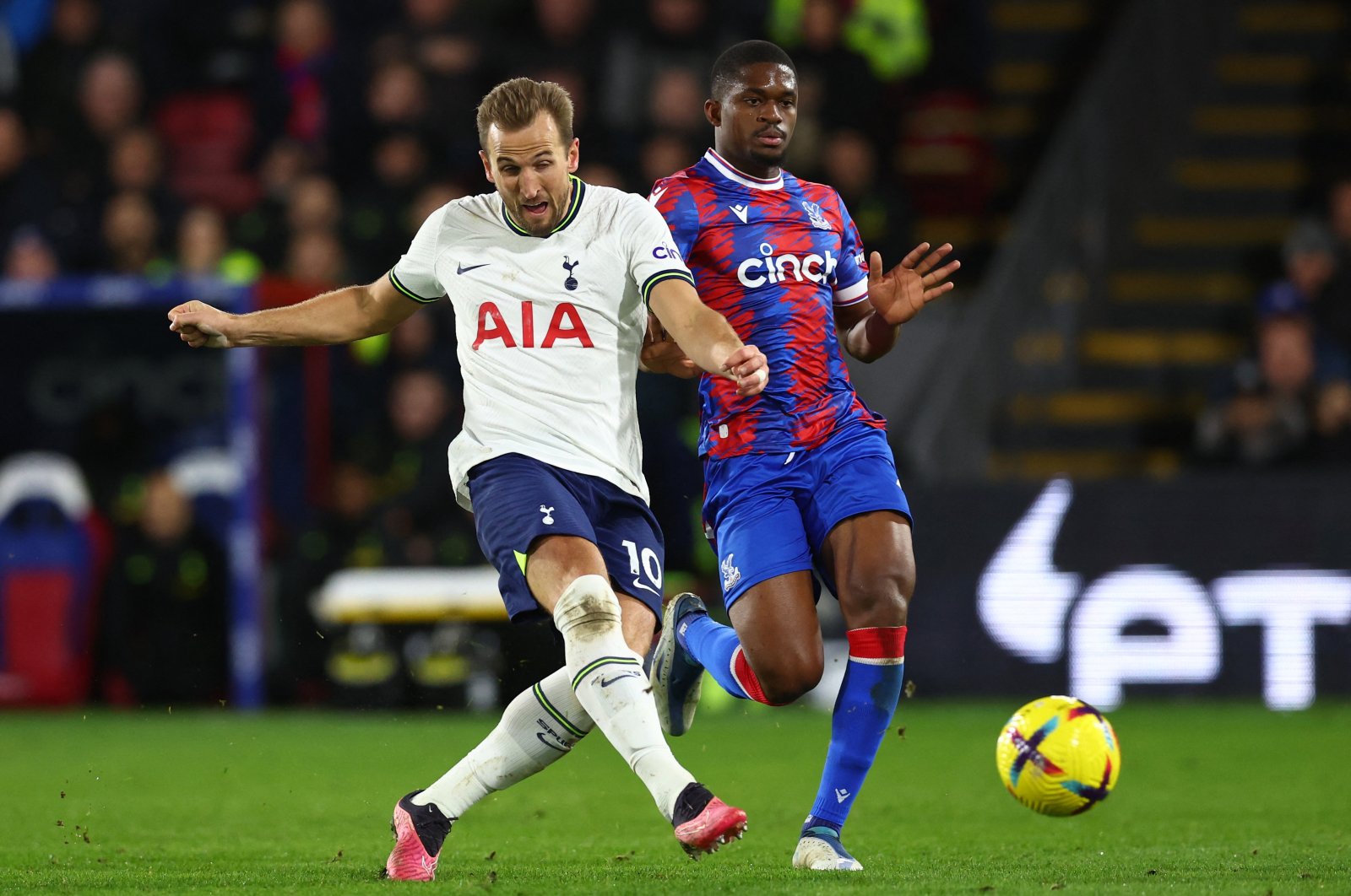 Tottenham Hotspur&#039;s Harry Kane in action with Crystal Palace&#039;s Cheick Doucoure during EPL match at the Selhurst Park, London, Britain, Jan 4, 2023. (Reuters Photo)