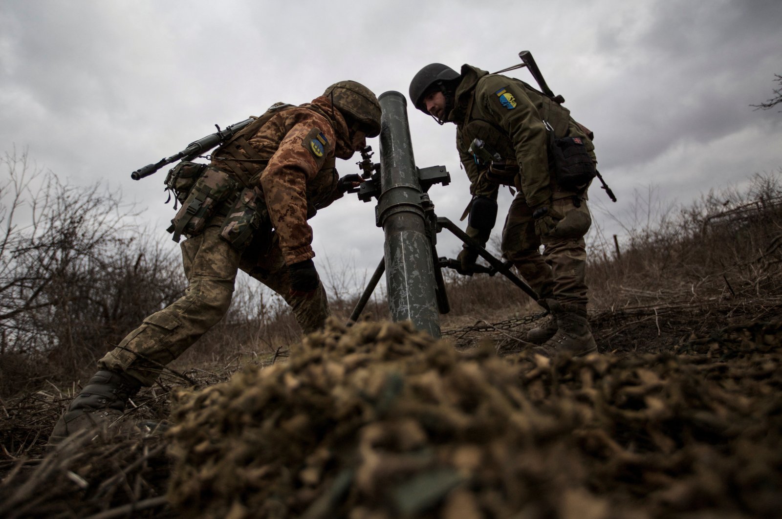 Ukrainian servicemen set up a mortar for firing it toward Russian positions in Bakhmut, Ukraine, Dec. 30, 2022. (Reuters Photo)