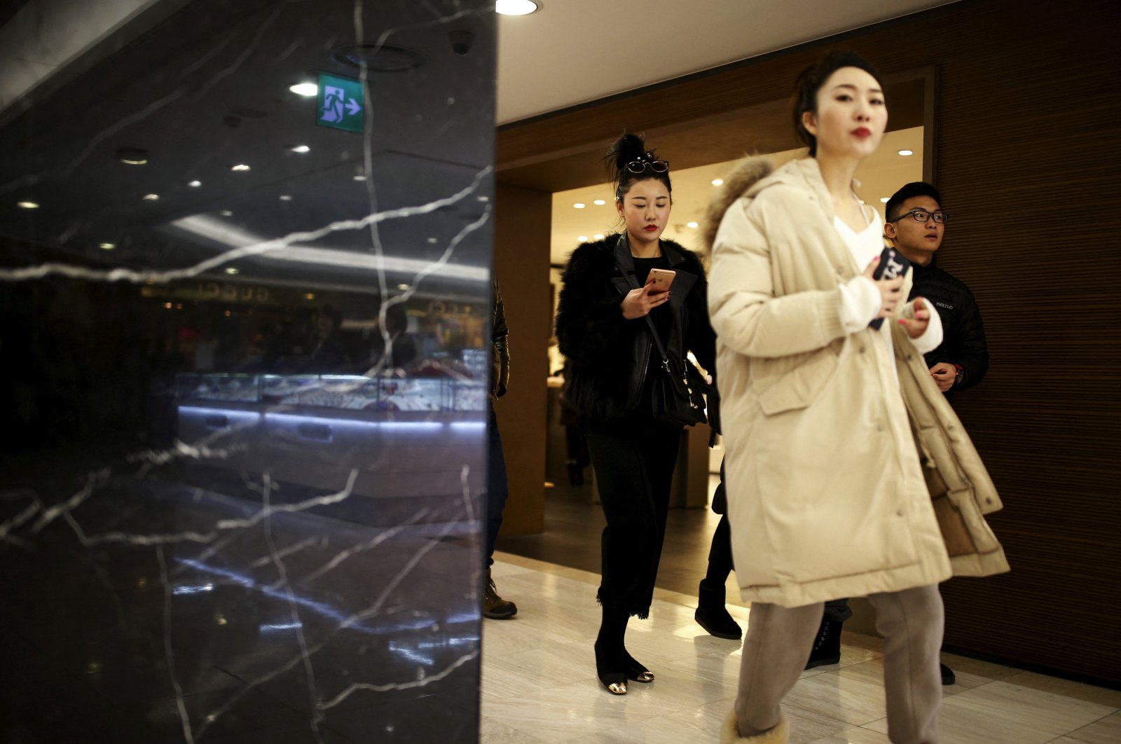 Chinese tourists shop at a Lotte duty-free shop in central Seoul, South Korea, Feb. 2, 2016. (Reuters File Photo)