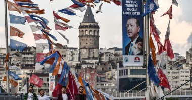 People pass by banners with the portrait of President Erdoğan in Istanbul, June 18, 2018. (AFP)