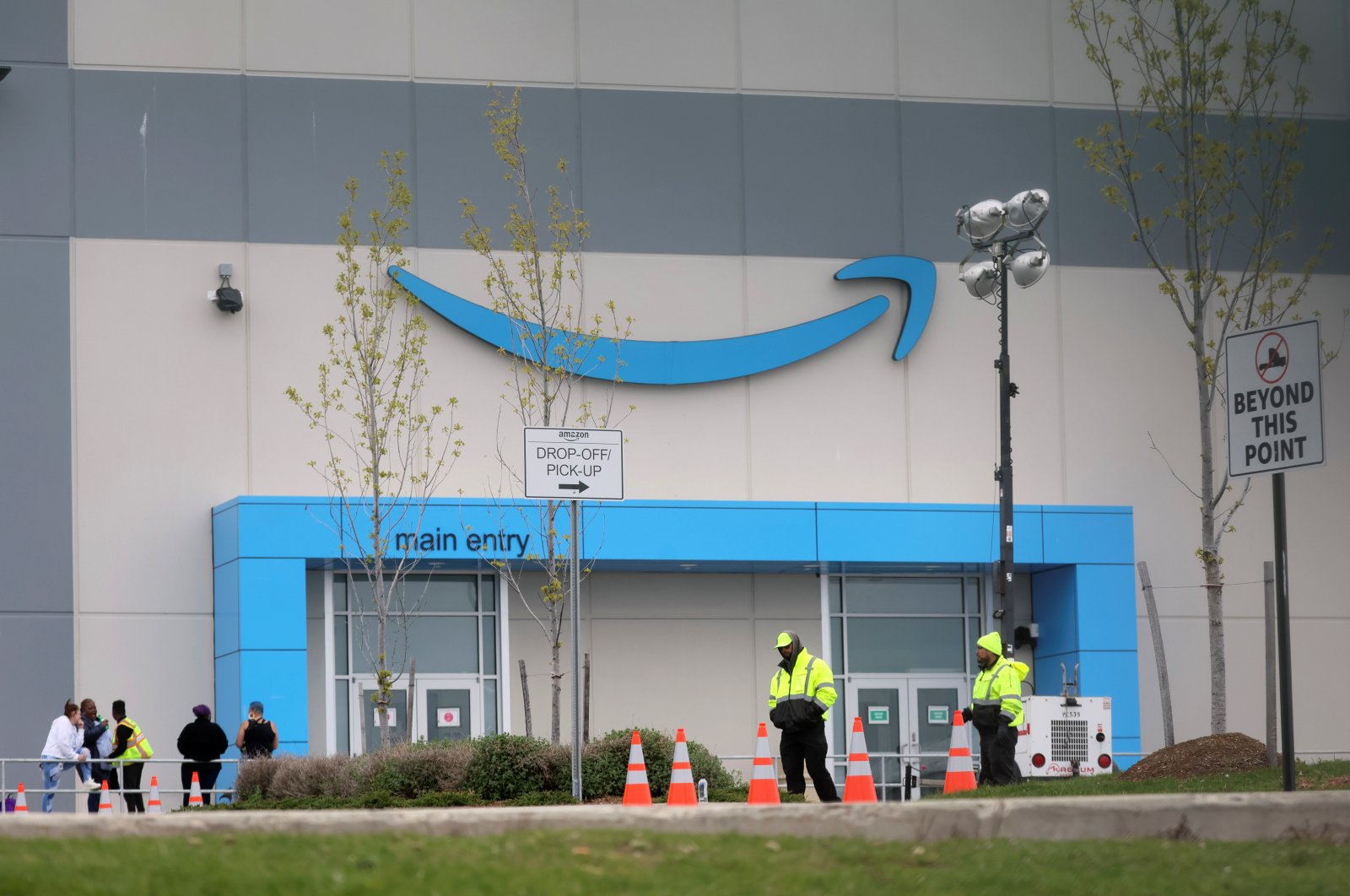 Security personnel are seen as Amazon workers gather outside Amazon’s LDJ5 sortation center and employees begin voting to unionize a second warehouse in the Staten Island borough of New York City, U.S., April 25, 2022. (Reuters File Photo)
