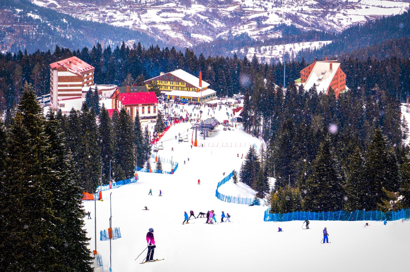 People enjoy the snow at Ilgaz Ski Center in Ilgaz, Çankırı, Türkiye. (Shutterstock Photo)