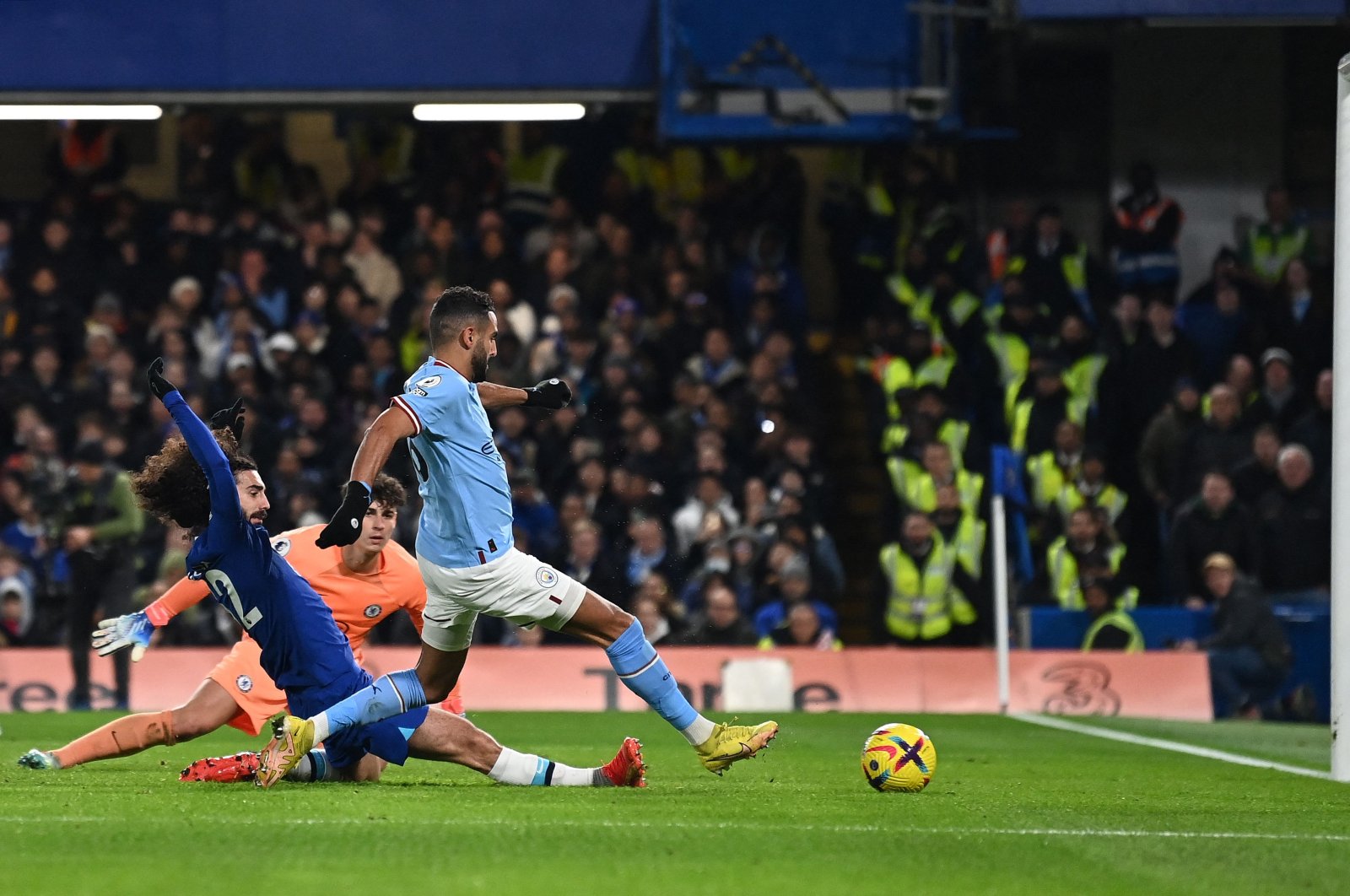 Manchester City&#039;s midfielder Riyad Mahrez (R) scores the opening goal during the English Premier League football match between Chelsea and Manchester City at Stamford Bridge, London, Jan. 5, 2023. (AFP Photo)