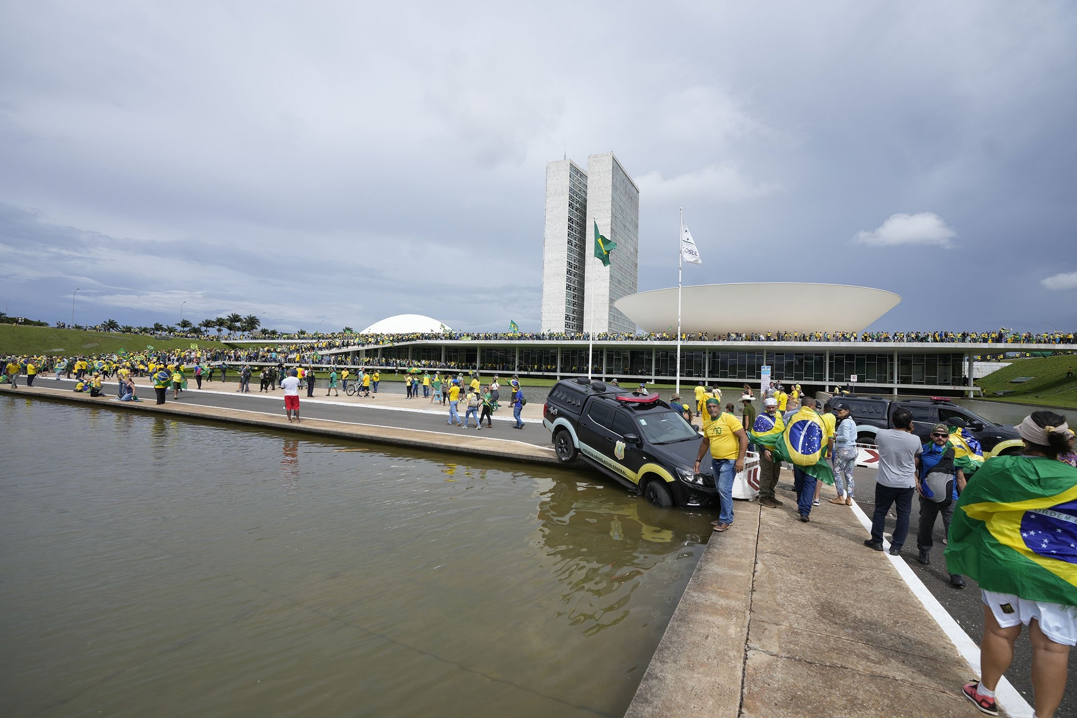 Brezilya'nın eski Devlet Başkanı Jair Bolsonaro'nun destekçileri olan protestocular, Brezilya'nın Brasilia kentindeki Ulusal Kongre binasına baskın düzenledi, 8 Ocak 2023. (AP Fotoğrafı)
