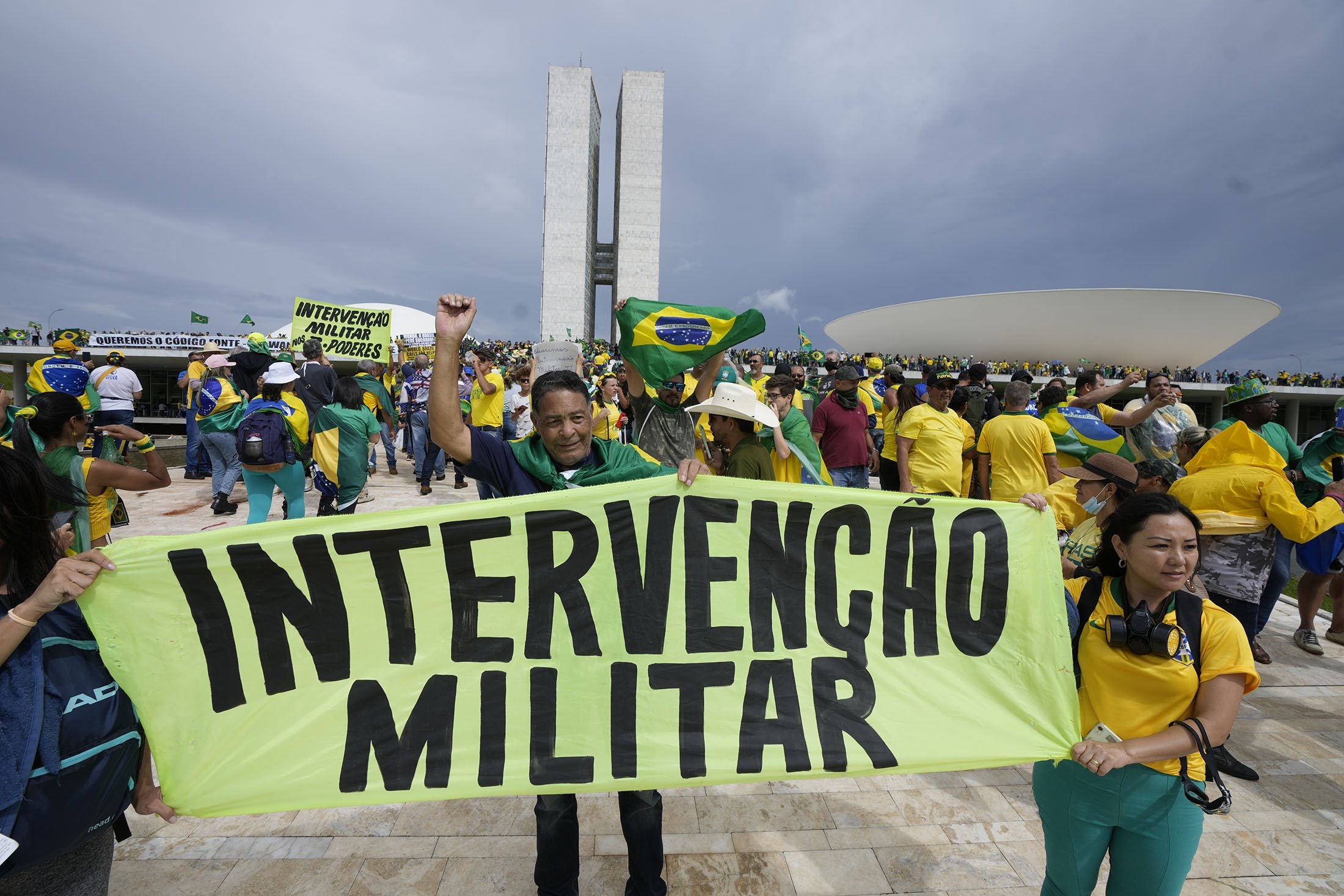 Brezilya'nın eski Devlet Başkanı Jair Bolsonaro'nun destekçisi protestocular, üzerinde Portekizce yazan bir pankart taşıyor. 