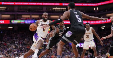 Los Angeles Lakers forward LeBron James (6) drives past Sacramento Kings forward Harrison Barnes (40) in the fourth quarter at the Golden 1 Center, Sacramento, California, U.S., Jan. 7, 2023. (Reuters Photo)