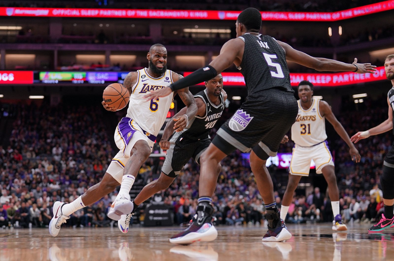 Los Angeles Lakers forward LeBron James (6) drives past Sacramento Kings forward Harrison Barnes (40) in the fourth quarter at the Golden 1 Center, Sacramento, California, U.S., Jan. 7, 2023. (Reuters Photo)
