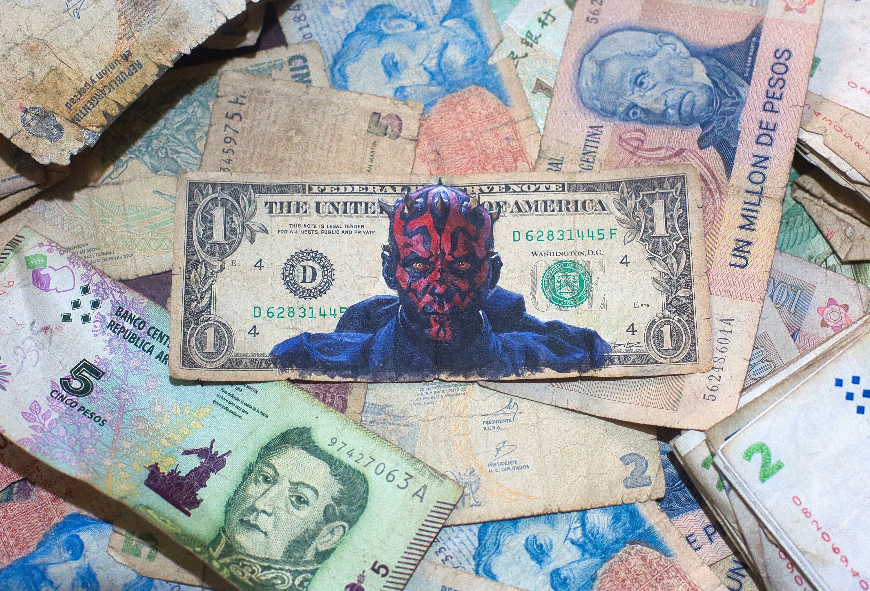 Uang kertas dolar AS yang diintervensi oleh seniman Sergio Diaz yang menggambarkan Star War's Darth Maul digambarkan di atas uang kertas peso Argentina kuno, di Salta, Argentina, 30 Desember 2022. (Foto Reuters)