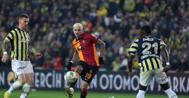 Fenerbahce&#039;s Bright Osayi-Samuel (R) and Serdar Aziz (L)  in action against Galatasaray&#039;s Mauro Icardi (C) during the Turkish Süper Lig derby match between Fenerbahçe and Galatasaray, Istanbul, Türkiye, Jan. 8, 2023. (EPA Photo)