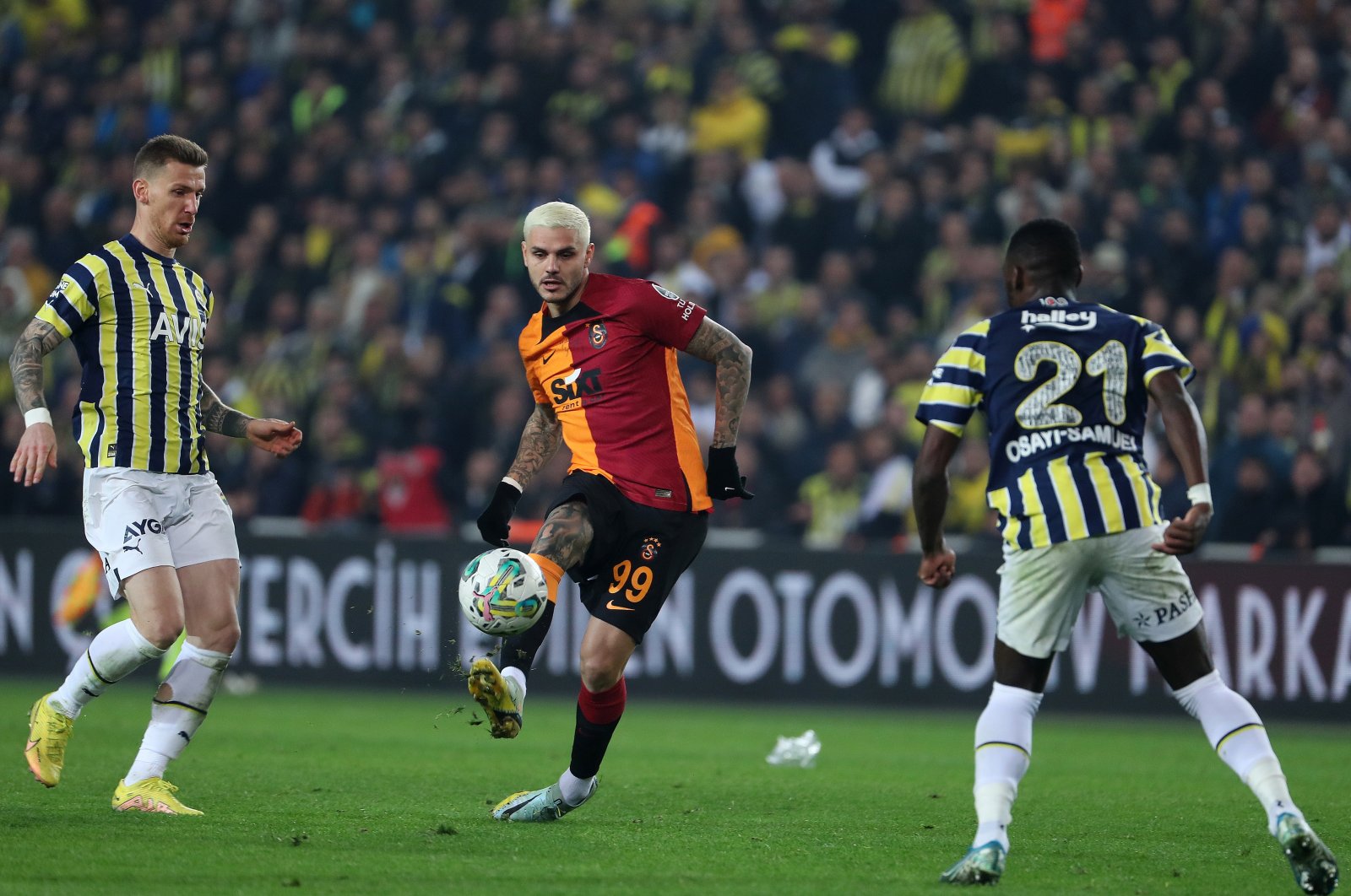 Galatasaray mengokohkan kepemimpinan Süper Lig dengan kemenangan 3-0 atas Fener