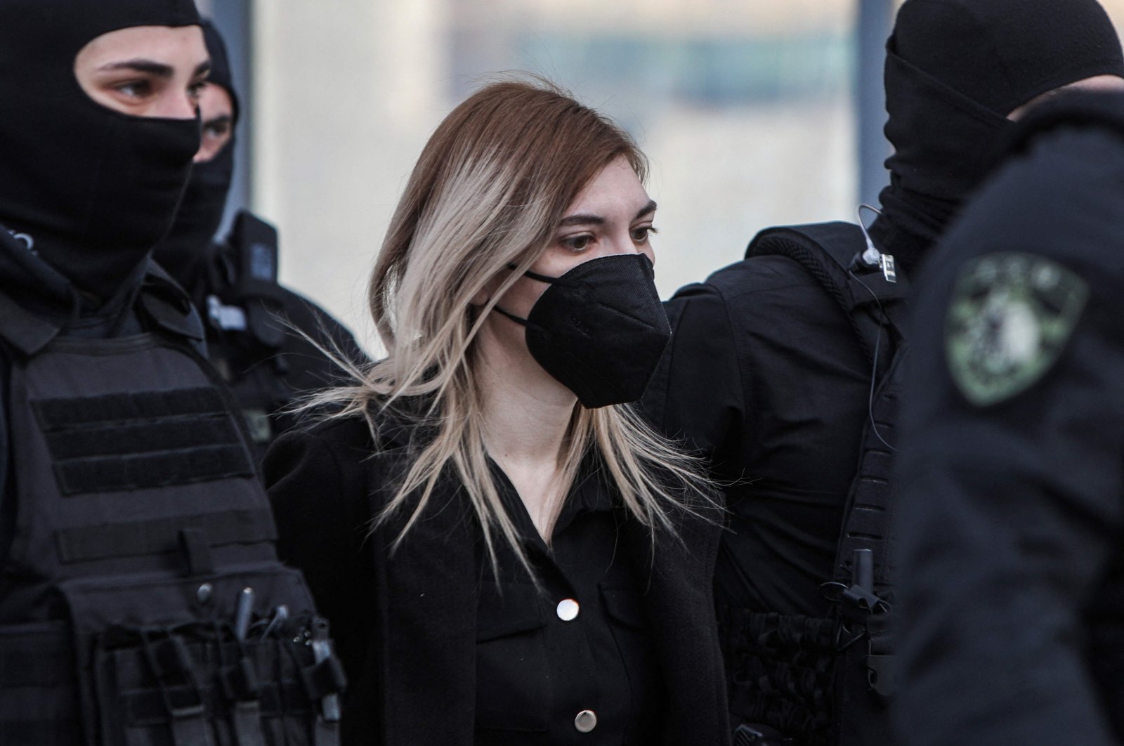 Roula Pispirigou (C), a 34-year-old mother accused of killing her three daughters, is escorted by police officers to Athens courthouse, Athens, Greece, Jan. 9, 2023. (AFP Photo)