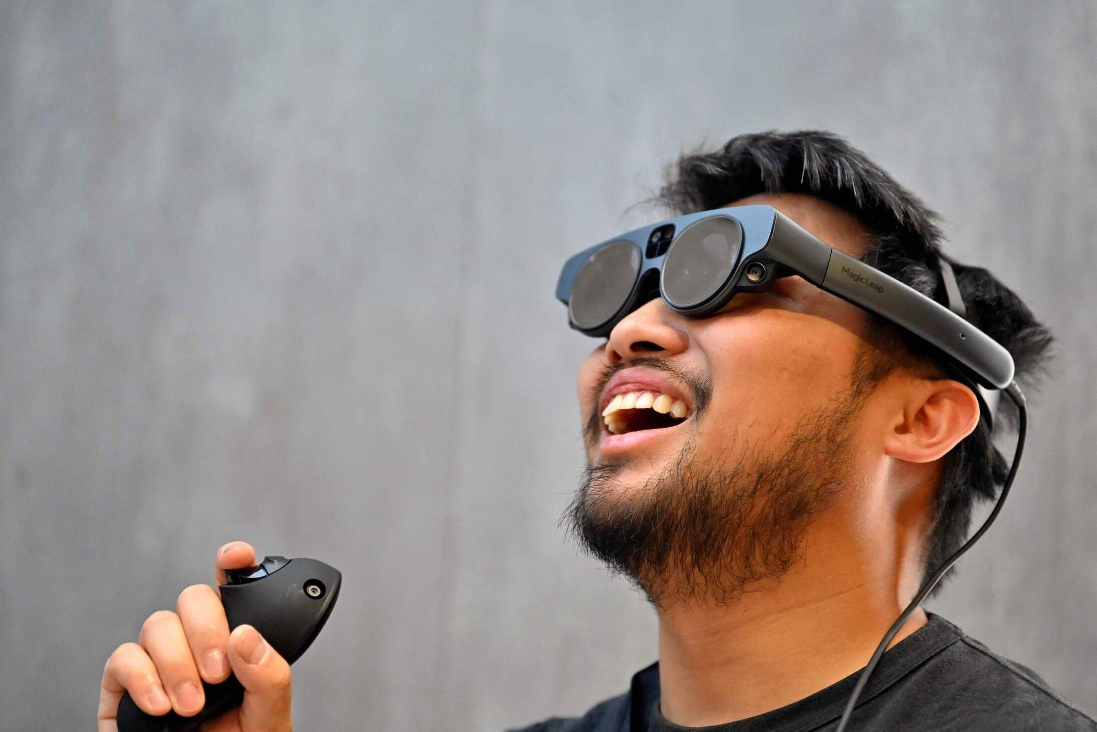 Seorang peserta menggunakan kacamata augmented reality dalam simulasi di stan Magic Leap selama CES 2023 di Las Vegas Convention Center, di Las Vegas, AS, 6 Januari 2023. (AFP Photo)