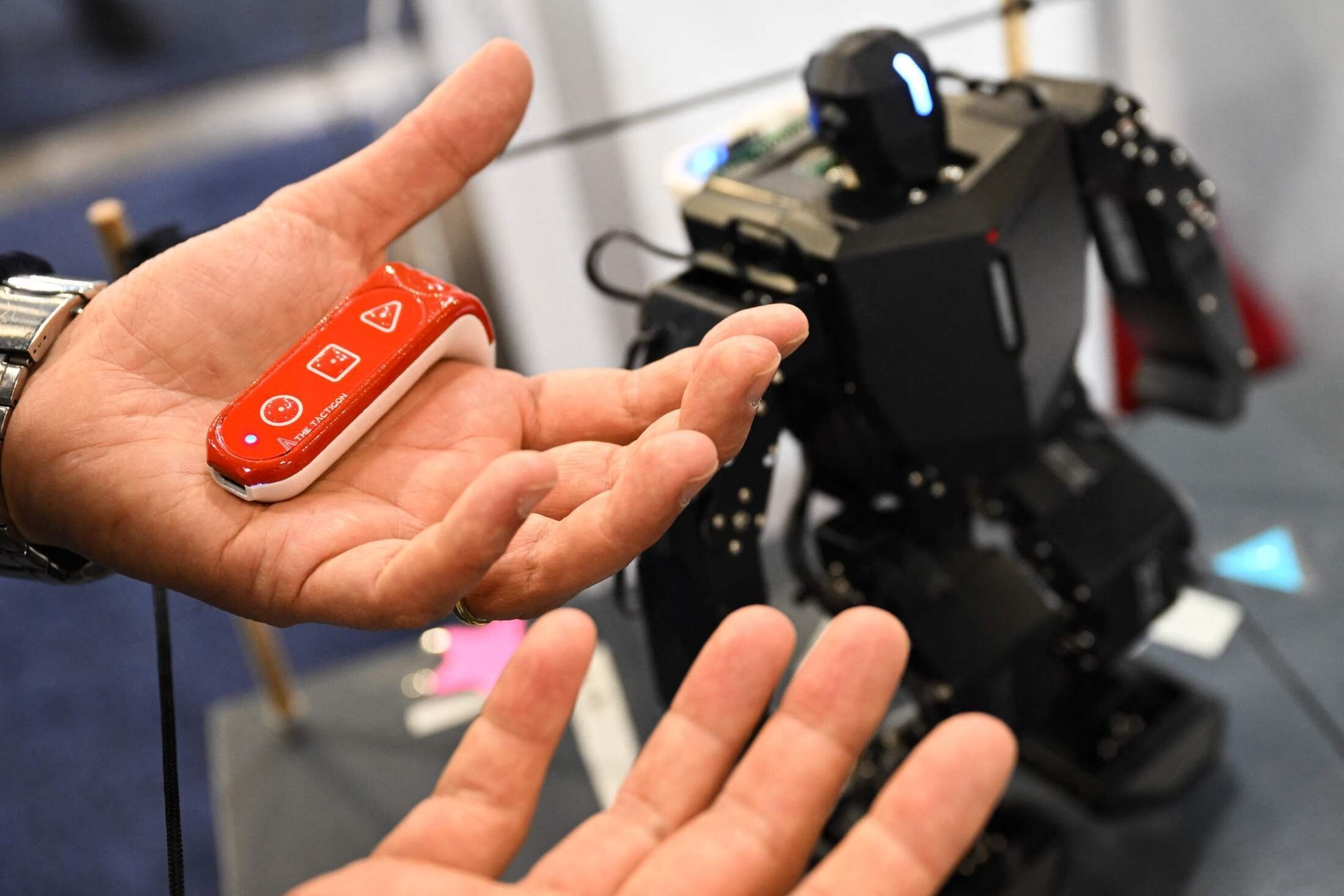 Sistem kontrol Tactigon, digunakan untuk mengajarkan gerakan robot melalui gerakan dan perintah suara, selama CES 2023 di Las Vegas Convention Center, di Las Vegas, AS, 7 Januari 2023. (AFP Photo)
