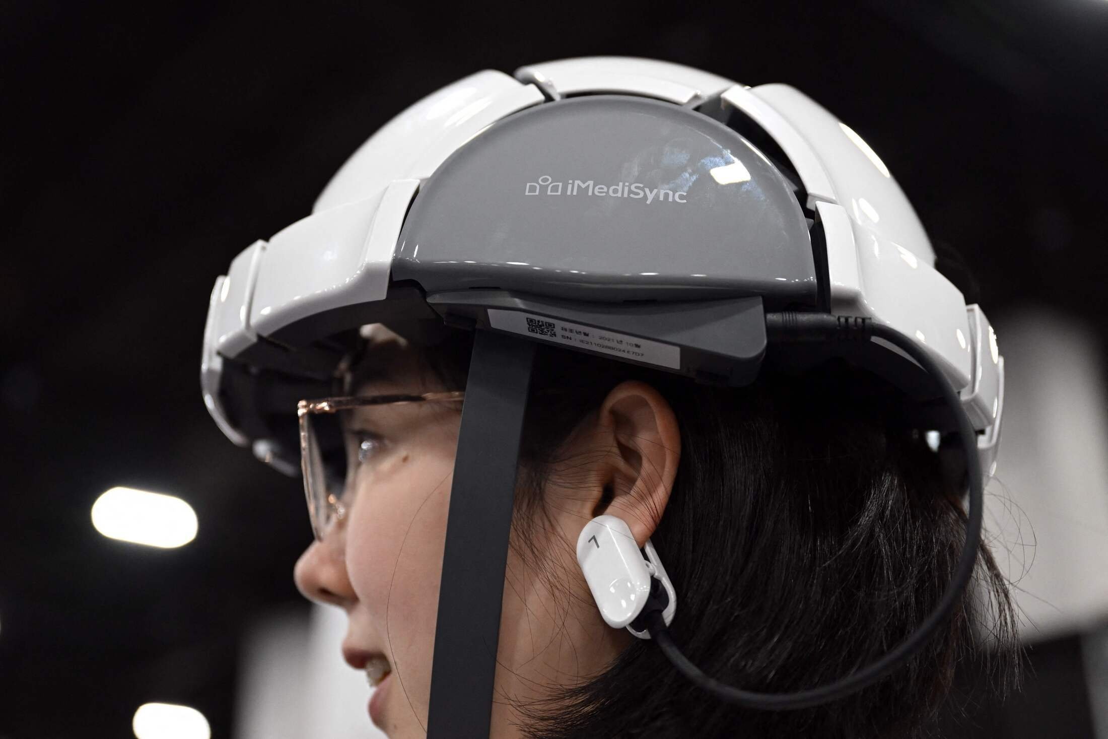 An attendee wears the iSyncWave, an EEG brain scanner by iMediSync Inc., during CES 2023 at the Las Vegas Convention Center, in Las Vegas, US, Jan.  3, 2023. (AFP Photo)