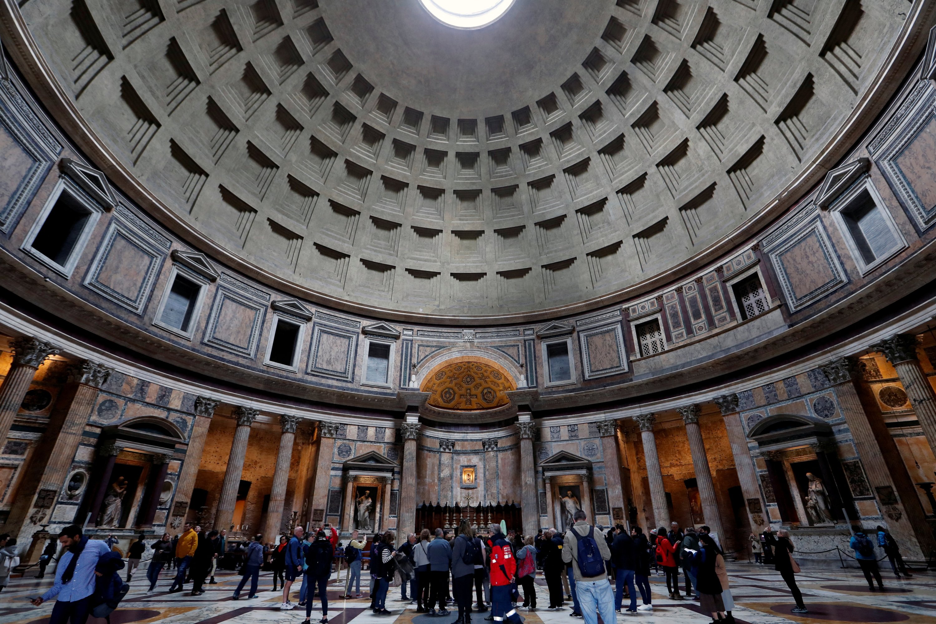 Orang-orang terlihat di dalam Pantheon kuno di Roma, Italia, 2 Maret 2020. (Foto Reuters)
