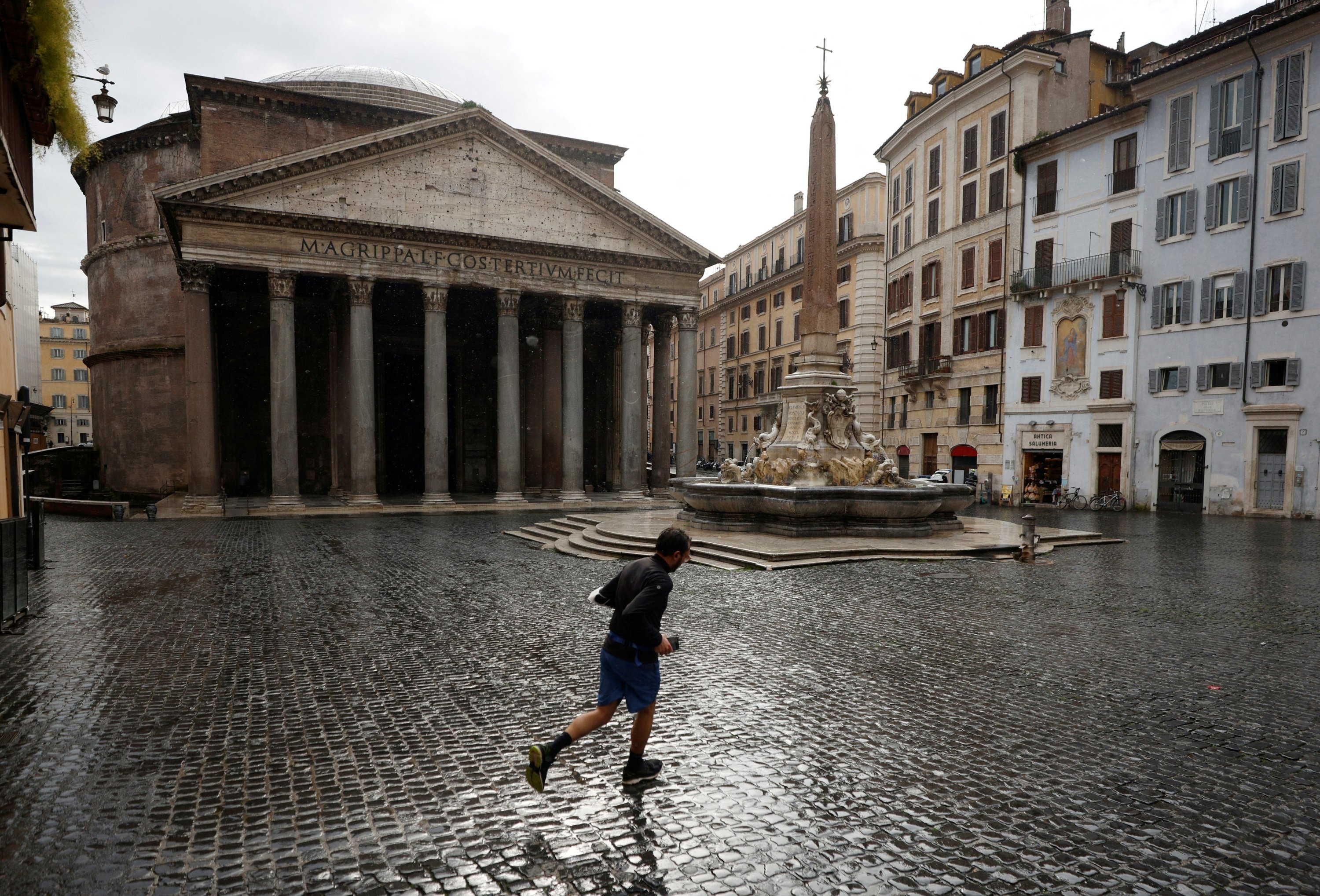 Seorang pria joging di Pantheon di Roma, Italia, 1 Januari 2021. (Foto Reuters)
