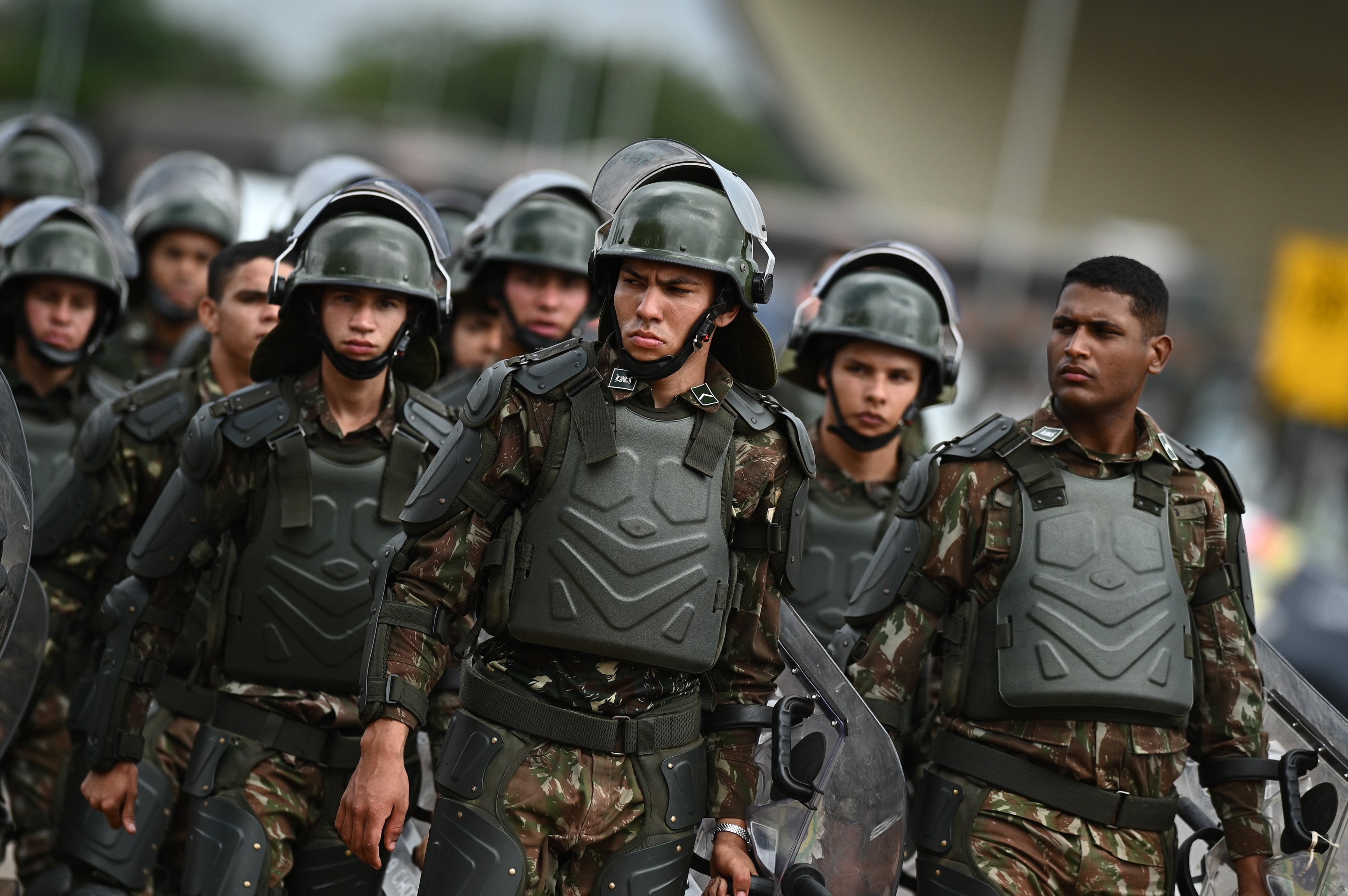 Ordu subayları, Ordu Karargahı önünde eski Başkan Jair Bolsonaro'nun destekçilerinden oluşan bir kampın önünde nöbet tutuyor, Brasilia, Brezilya, 9 Ocak 2023. (EPA Fotoğrafı)