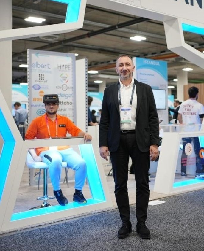 CEO Türk Telekom Ümit Önal berpose selama CES 2023, pameran elektronik konsumen tahunan terbesar di dunia, di Las Vegas, Nevada, AS, 7 Januari 2022. (Foto IHA)