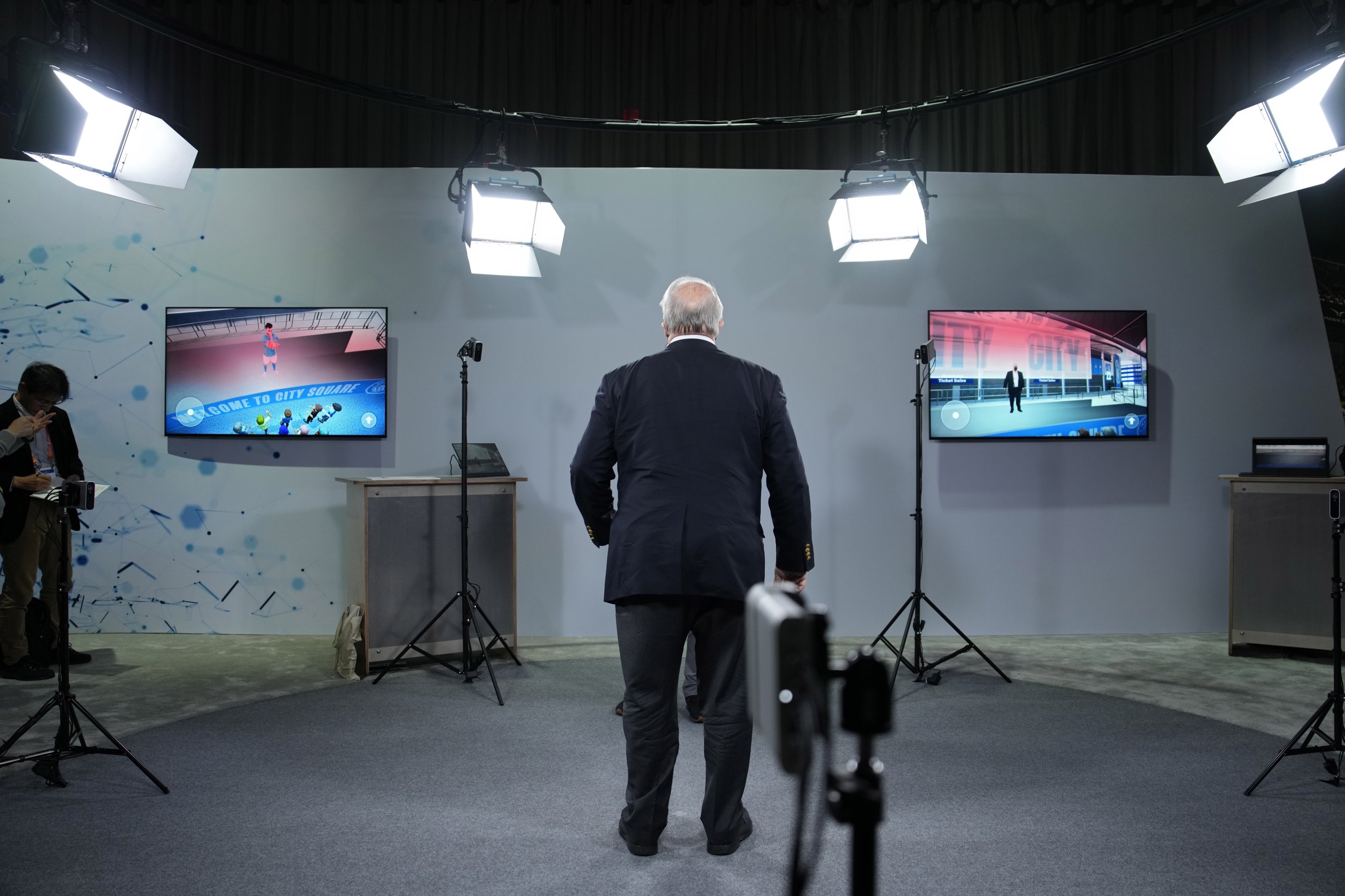 Seorang peserta berdiri di antara kamera yang digunakan untuk siaran langsung ke metaverse selama konferensi pers Sony sebelum dimulainya acara teknologi CES, di Las Vegas, AS, 4 Januari 2023. (Foto AP)
