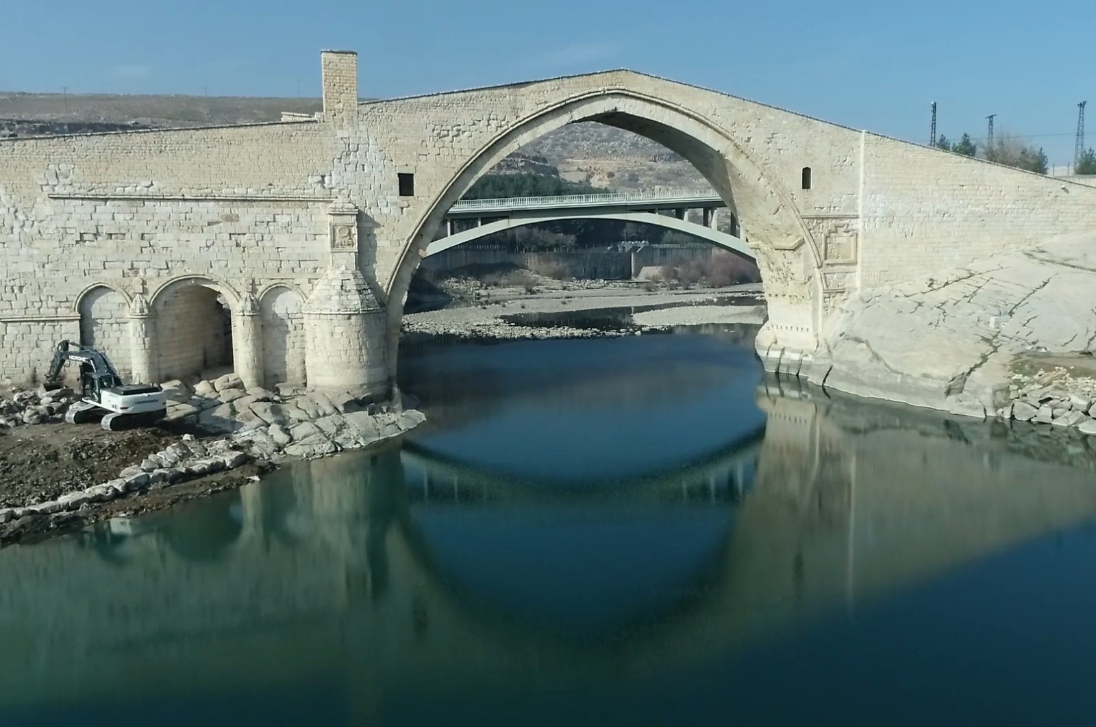 Lansekap untuk menonjolkan kemegahan Jembatan Malabadi Türkiye