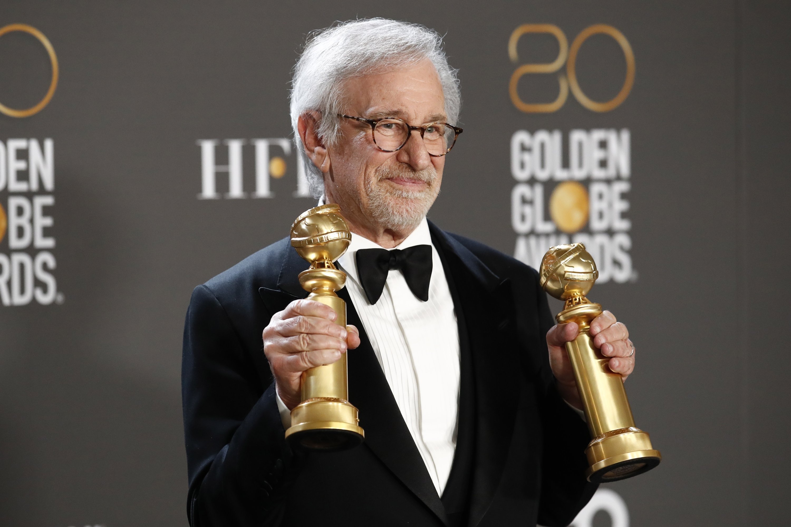 Sutradara legendaris AS Steven Spielberg berpose dengan penghargaan untuk Sutradara Terbaik Film Bergerak dan Film Bergerak Terbaik, Beverly Hills, California, AS, 10 Januari 2023. (Foto EPA)