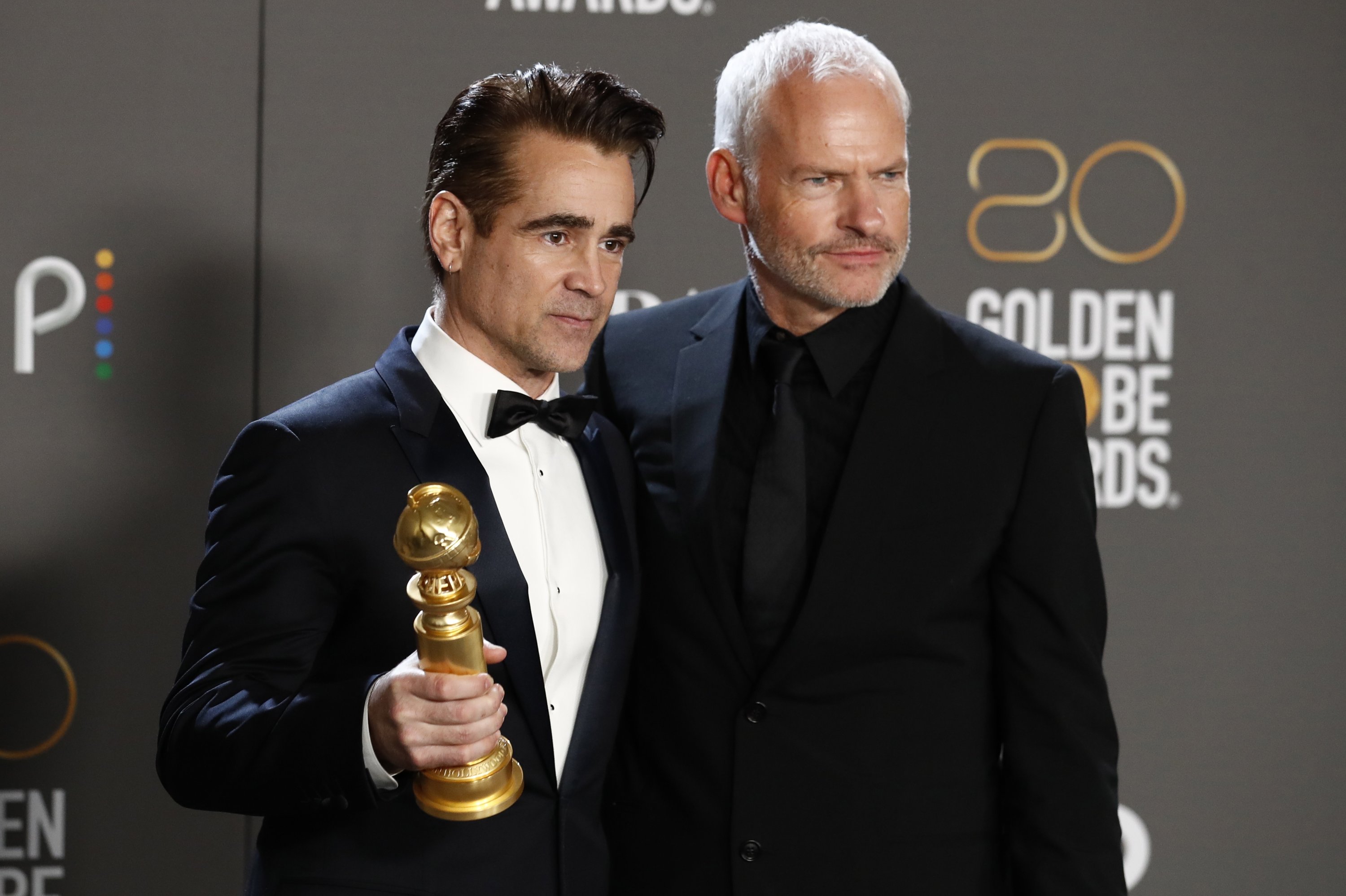Colin Farrell (Kiri) dan Martin McDonagh (Kanan) berpose dengan penghargaan Film Terbaik - Musikal/Komedi di ruang pers pada upacara Penghargaan Golden Globe ke-80 di Beverly Hills, California, AS, 10 Januari 2023. (EPA Foto)
