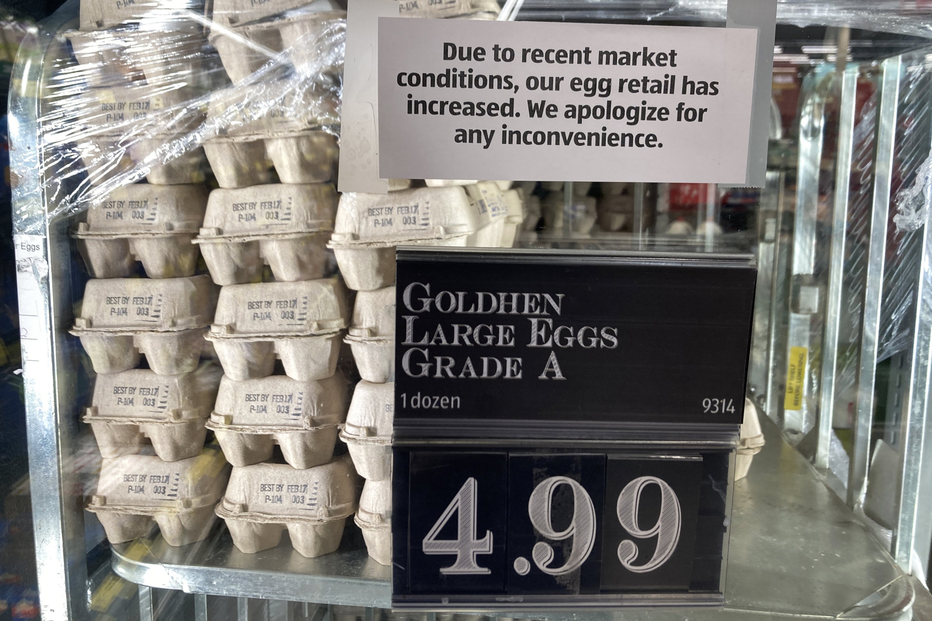 Sebuah toko kelontong memasang tanda permintaan maaf atas kenaikan harga telur mereka, di Cheverly, Maryland, AS, 10 Januari 2023. (Foto AP)