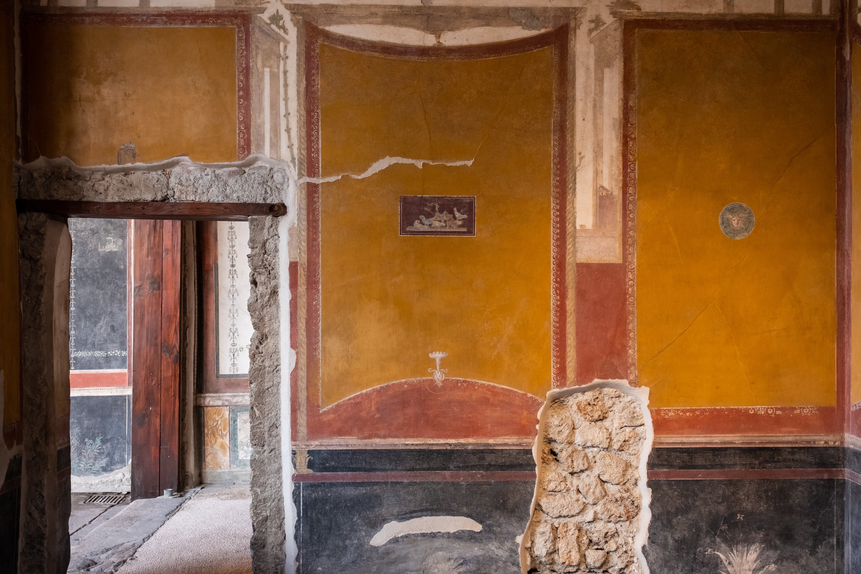 Bagian dari Casa dei Vettii yang telah dibuka kembali untuk umum setelah 20 tahun di situs arkeologi kota Romawi kuno Pompeii, wilayah Campania, Italia, 10 Januari 2023. (Foto AA)