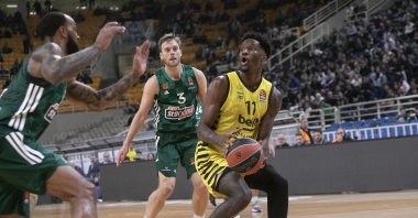 Fenerbahçe Beko player Nigel Hayes Davis in action against a player from Greece's Panathinaikos, at the OAKA Arena, Athens, Greece, Jan. 10, 2023. (AA Photo)