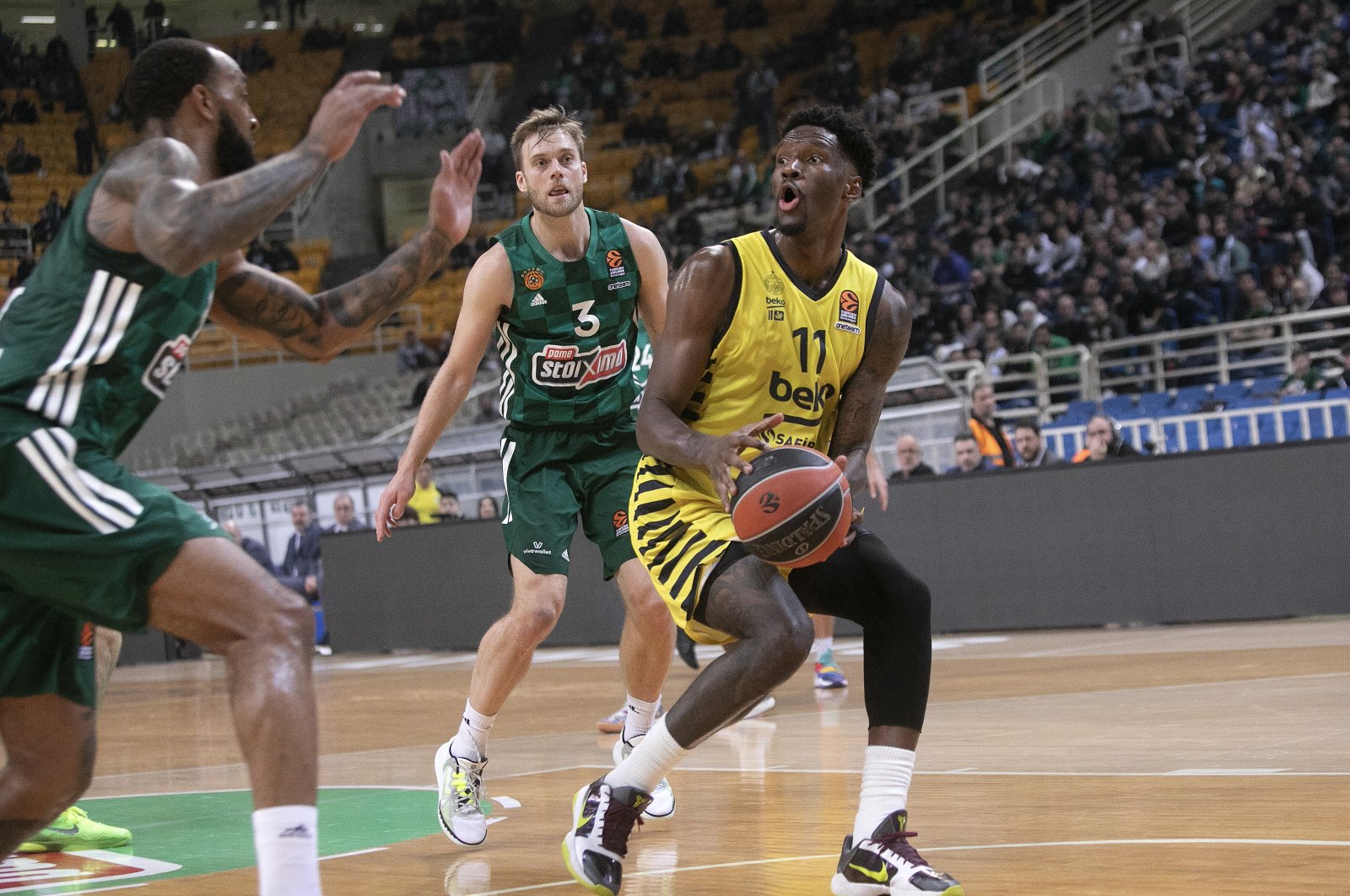 Fenerbahçe Beko player Nigel Hayes Davis in action against a player from Greece&#039;s Panathinaikos, at the OAKA Arena, Athens, Greece, Jan. 10, 2023. (AA Photo)