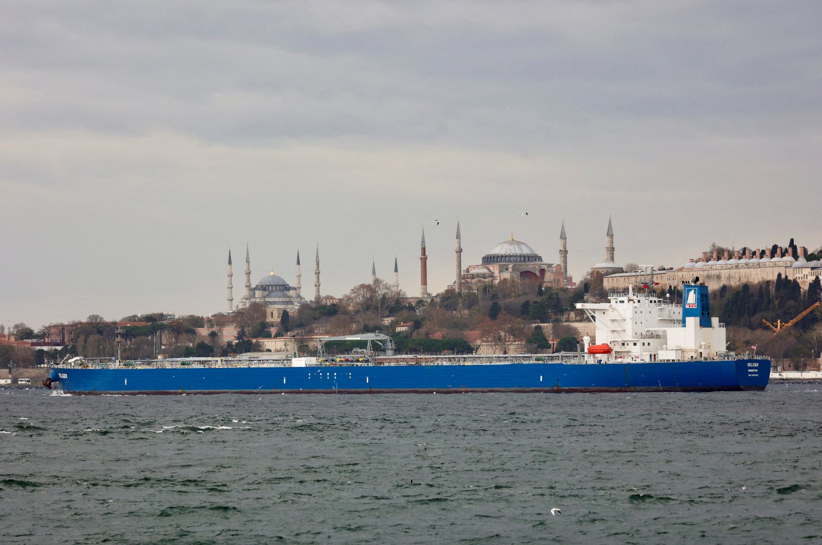 A crude oil tanker sails in the Bosporus, on its way to the Mediterranean Sea, in Istanbul, Türkiye, Dec. 11, 2022. (Reuters Photo)