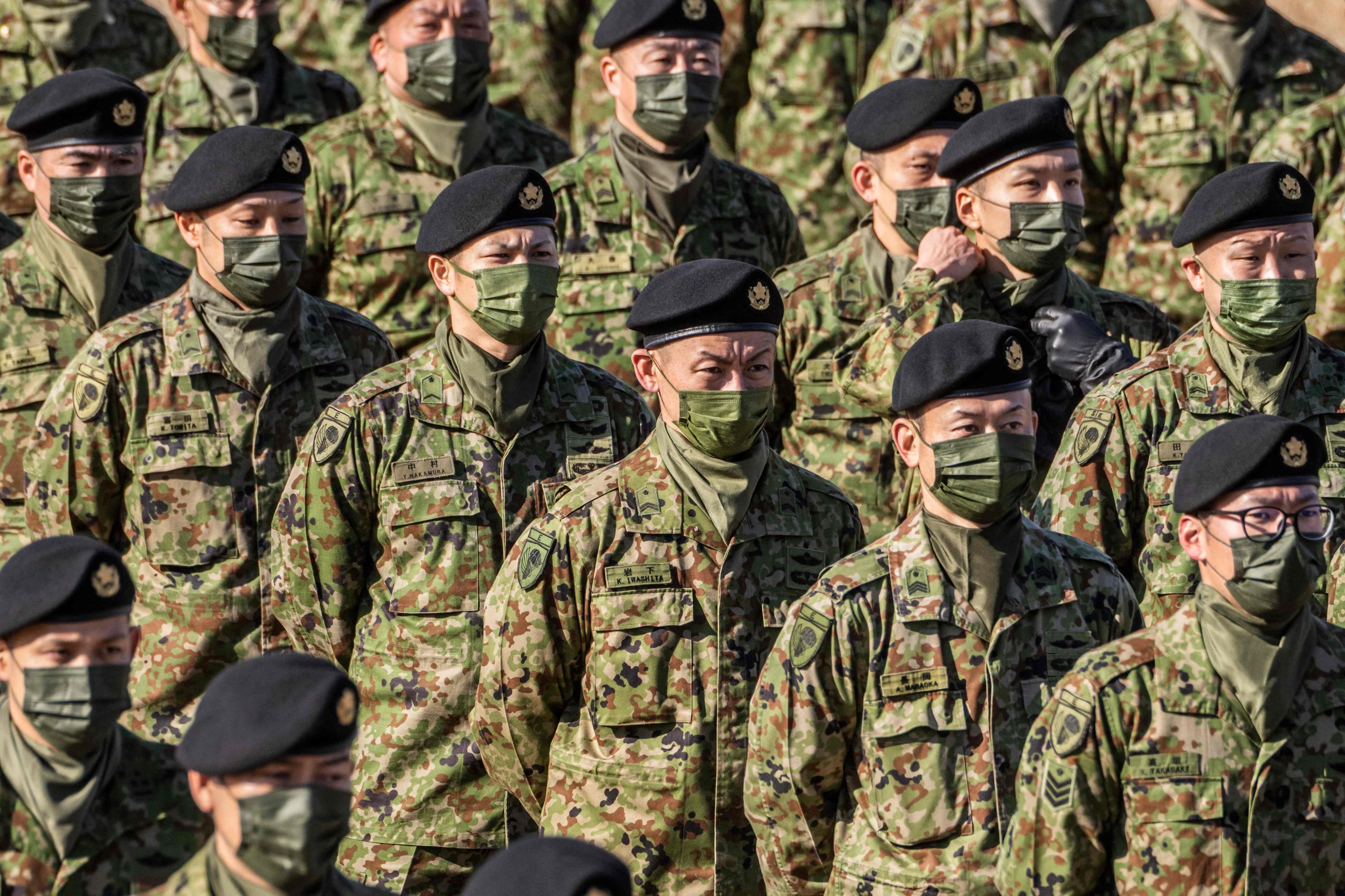 Personel Pasukan Bela Diri Darat Jepang berdiri dalam formasi di militer gabungan, Prefektur Chiba, Jepang, 8 Januari 2023. (Foto AFP)