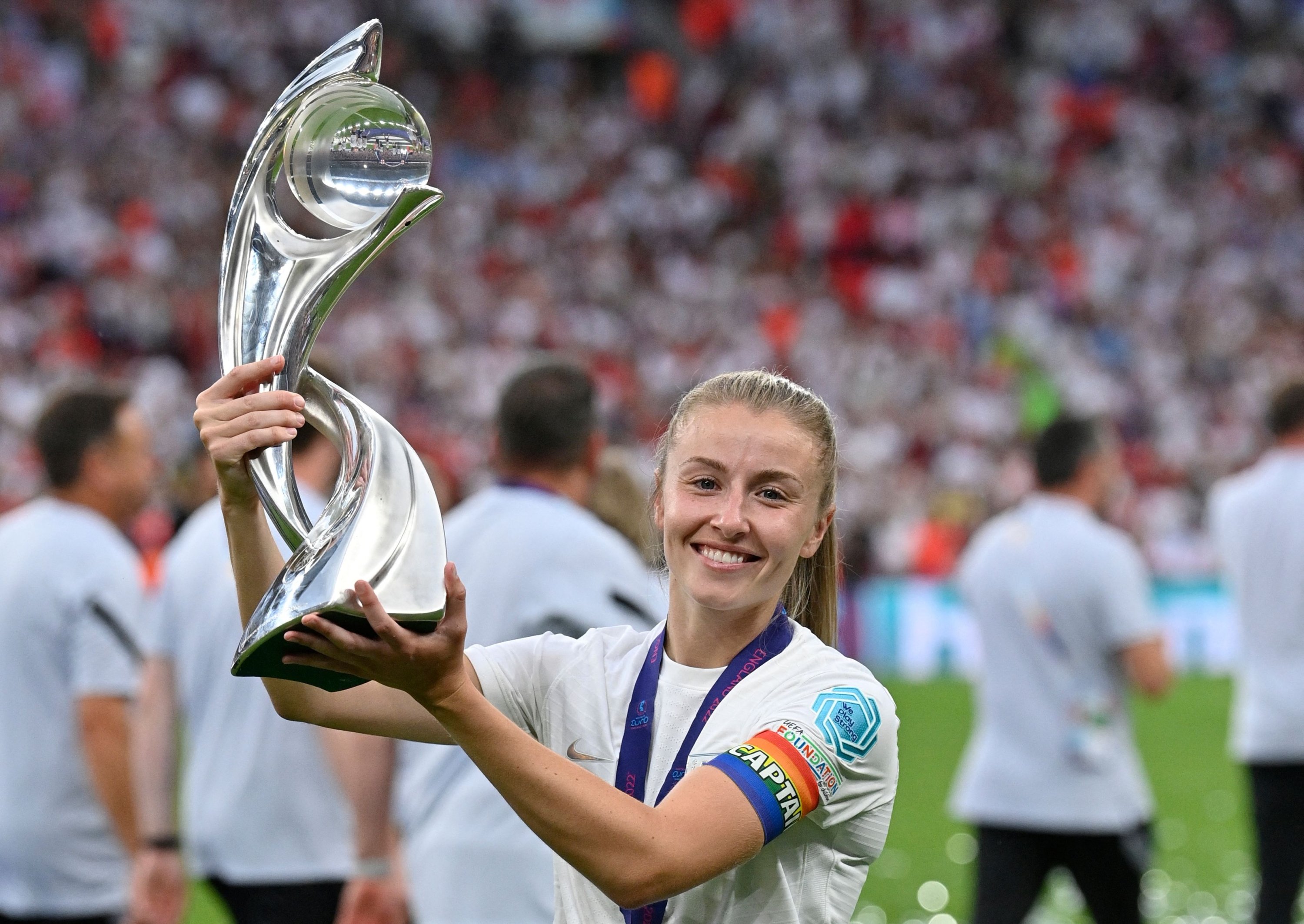Gelandang Inggris Leah Williamson berpose dengan trofi saat para pemain Inggris merayakan kemenangan mereka dalam pertandingan sepak bola final UEFA Women's Euro 2022 antara Inggris dan Jerman di stadion Wembley, di London, Inggris, 31 Juli 2022. (Foto Reuters)