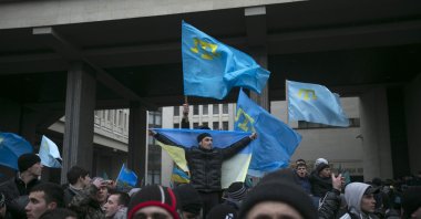 Crimean Tatars hold flags during rallies near the Crimean Parliament building in Simferopol, Crimea, Ukraine, Feb. 26, 2014. (Reuters Photo)