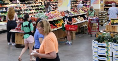 People shop in a supermarket in Manhattan, New York City, U.S., June 10, 2022. (Reuters Photo)
