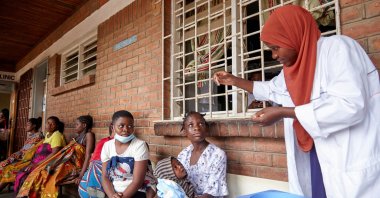 A clinician at Ndirande Health Center demonstrates to clients how to take the cholera vaccine in response to the latest cholera outbreak in Blantyre, Malawi, Nov. 16, 2022. (Reuters Photo)